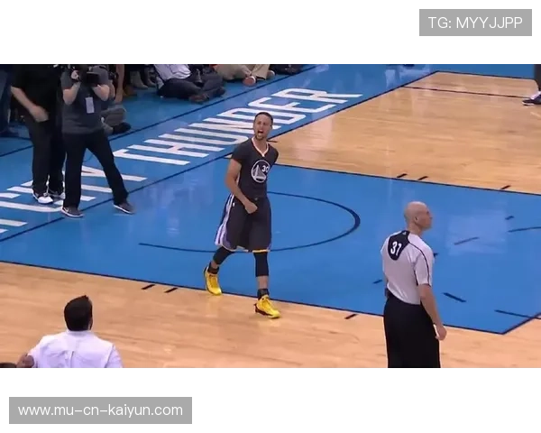 勇士外线三分雨淹没对手，库里领衔全场，勇士队库里三分